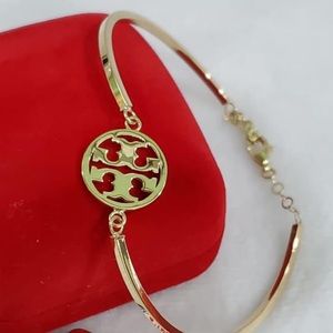 Meet your Posher, Phoebe